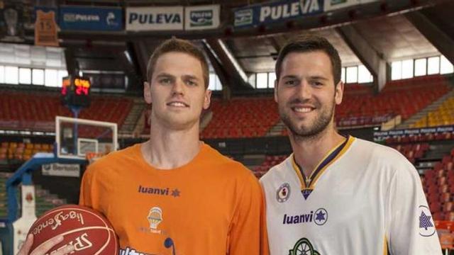 Will Hanley e Ian O'Leary, antes del partido de ACB que enfrentaba al Blancos de Rueda Valladolid con el Valencia.