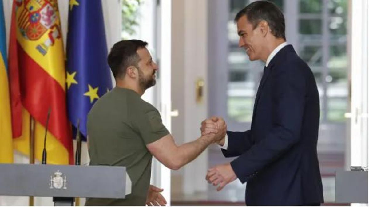 El presidente del Gobierno español, Pedro Sánchez, y el presidente de Ucrania, Volodímir Zelenski,en La Moncloa.