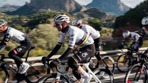 Tadej Pogacar, vestido como campeón del mundo, durante un entrenamiento de pretemporada.