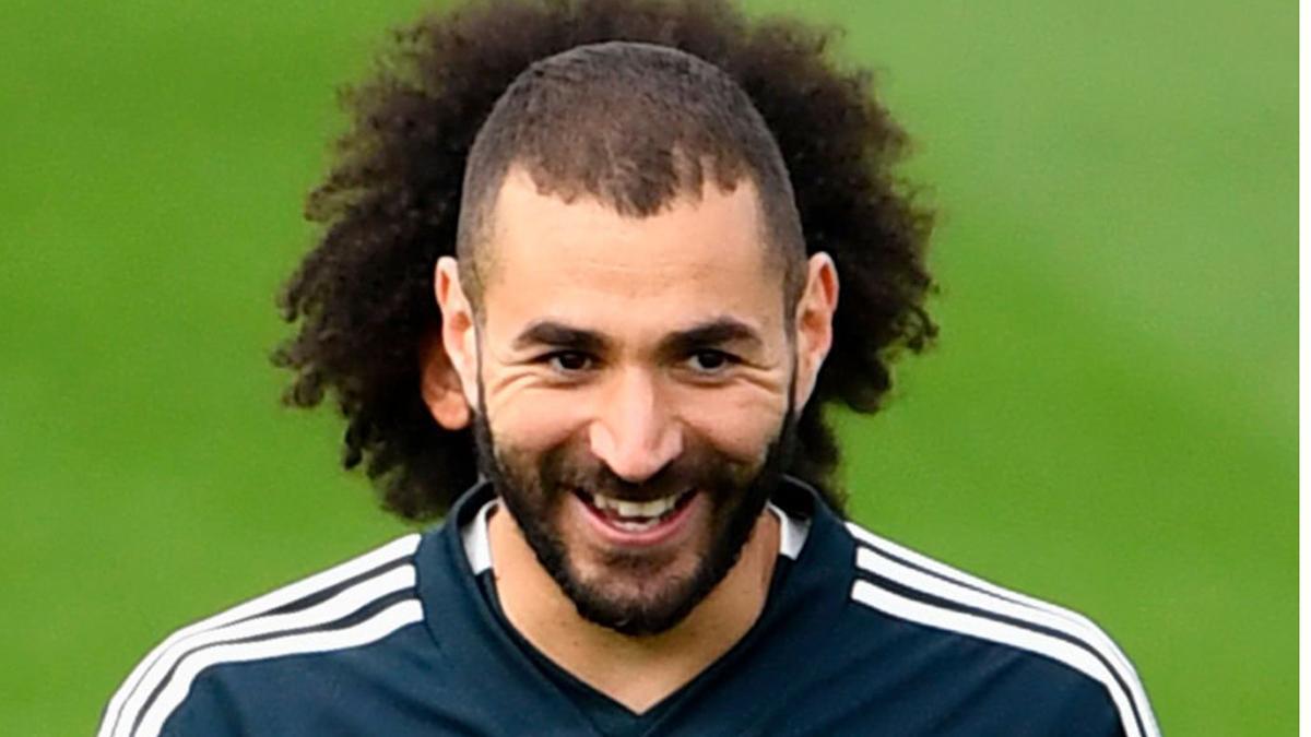 Karim Benzema, sonriendo mientras tapa a Marcelo