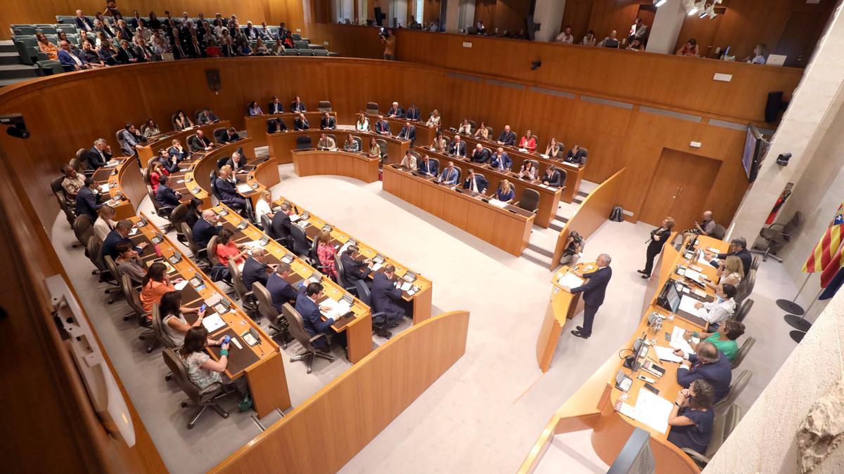 Jorge Azcón, durante su intervención ayer frente al resto de los diputados aragoneses y la escasa representación institucional.