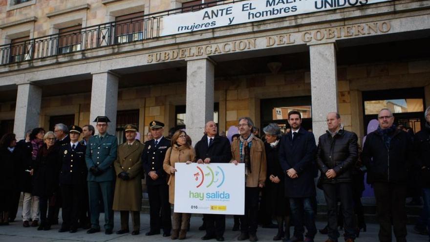 Autoridades guardan un minuto de silencio en homenaje a las víctimas.