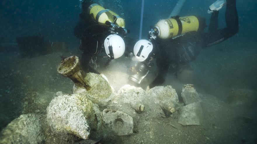 Els arqueòlegs estudiant les fustes del vaixell romà del segle I aC enfonsat durant un temporal a les illes Formigues