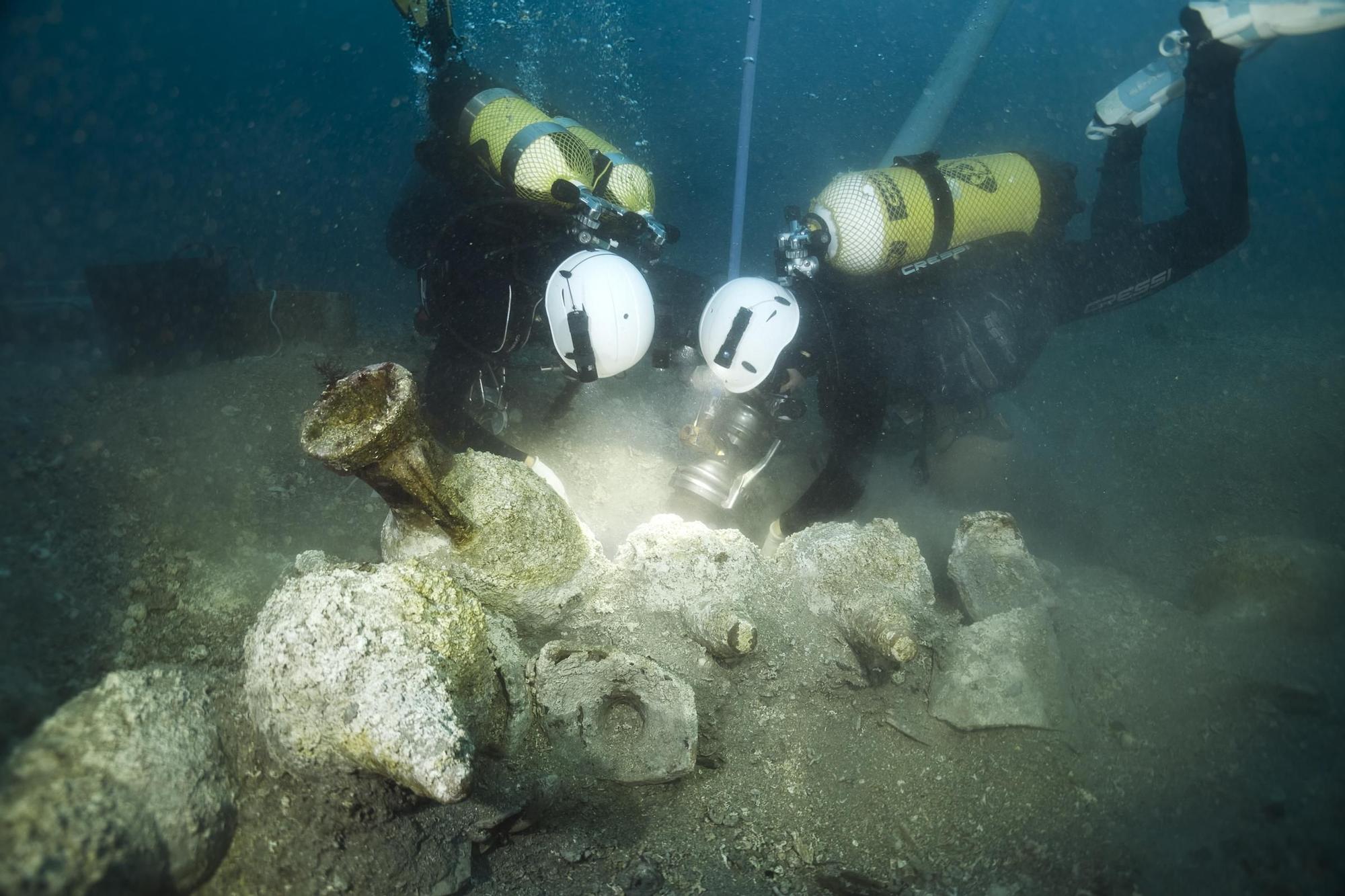 Els arqueòlegs estudiant les fustes del vaixell romà del segle I aC enfonsat durant un temporal a les illes Formigues