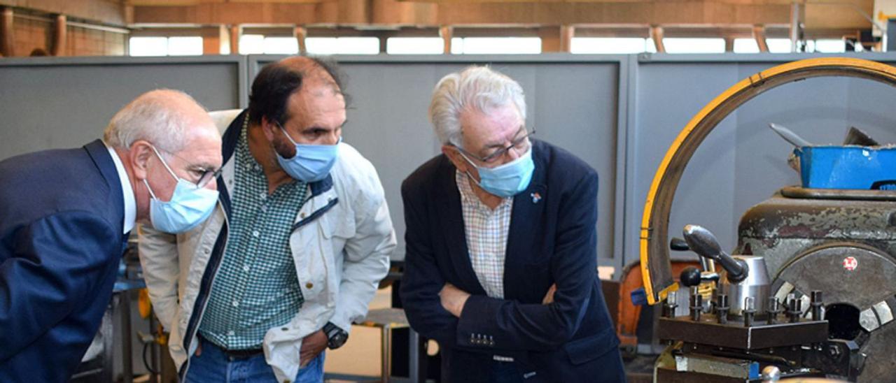 El alcalde de Valga Bello Maneiro durante una visita a un taller de formación. |   // FARO