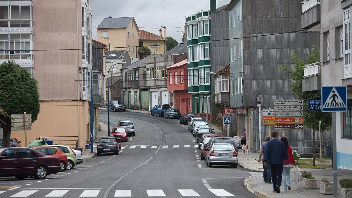 Una vía del pueblo coruñés con las viviendas más baratas