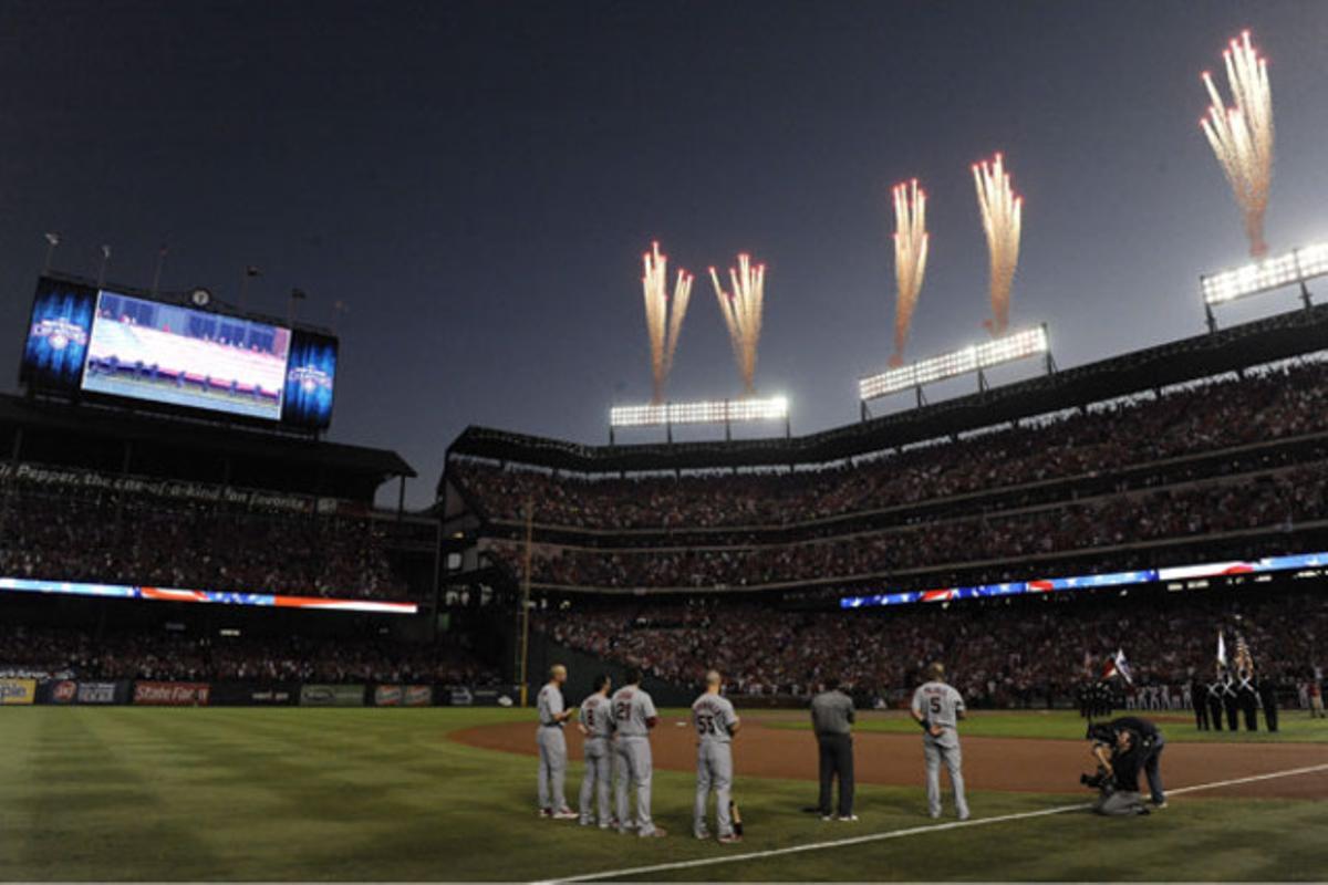 Els jugadors dels Vigilants i els Cardenals disfruten de l’espectacle de focs artificials previ al partit de la sèrie mundial de beisbol al Rangers Ballpark d’Arlington, Texas (Estats Units).