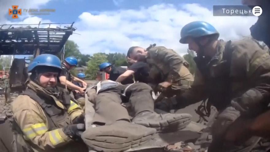 Ciudadanos ucranianos salvan a un vecino atrapado entre los escombros tras un ataque ruso