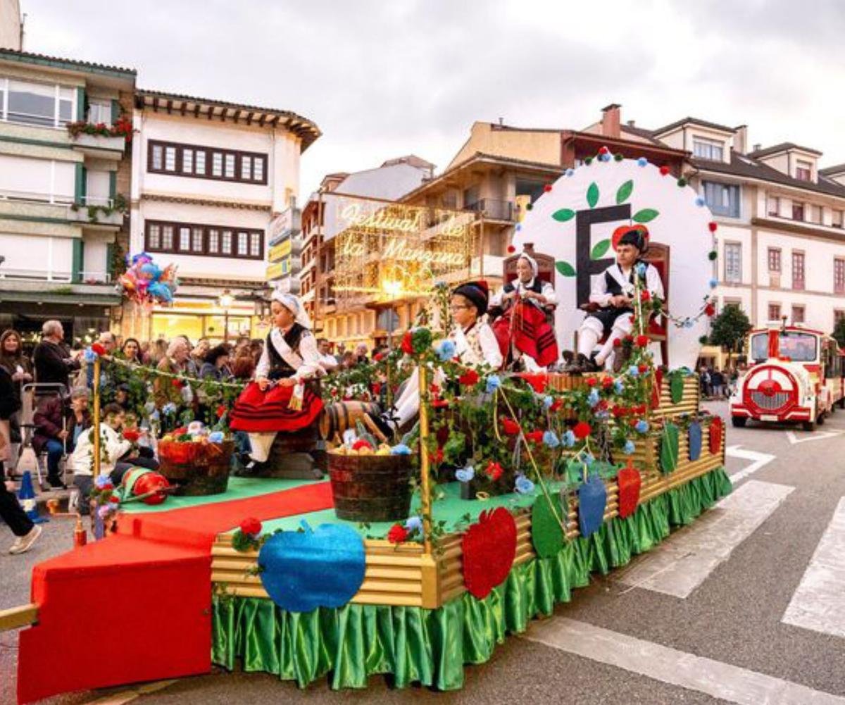 Desfile de una edición anterior del Festival de la Manzana de Villaviciosa.