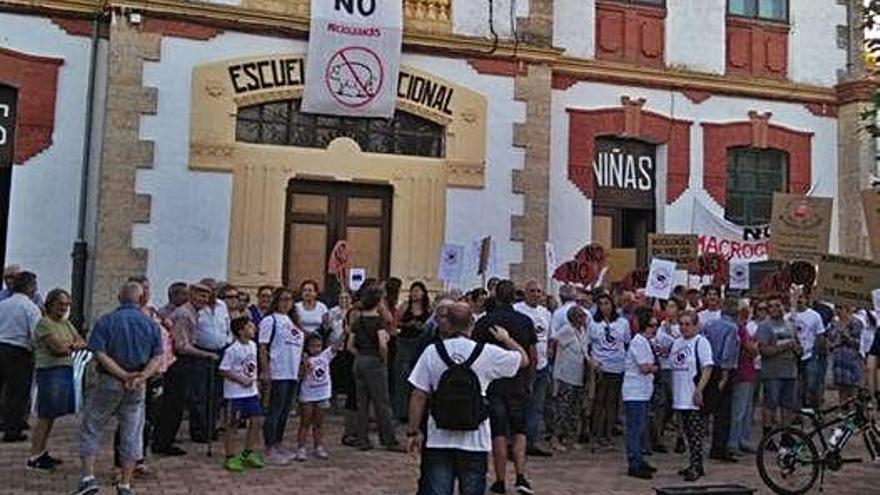 Vecinos de un pueblo de la comarca de Toro se manifiestan contra la instalación de macrogranjas.