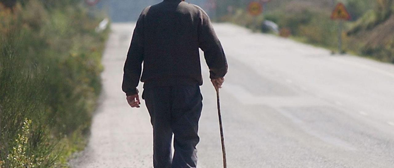 Imagen de archivo de un anciano que pasea en los alrededores de un pueblo. | T. V.