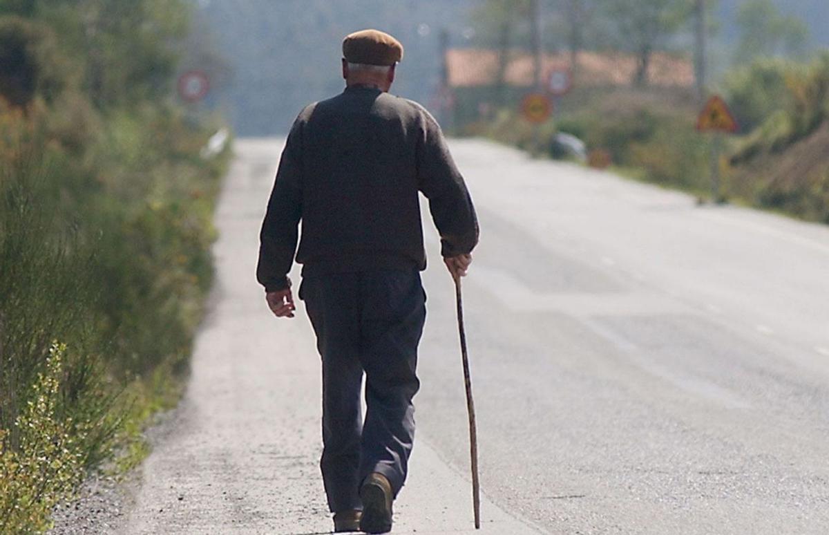 Imagen de archivo de un anciano que pasea en los alrededores de un pueblo. | T. V.