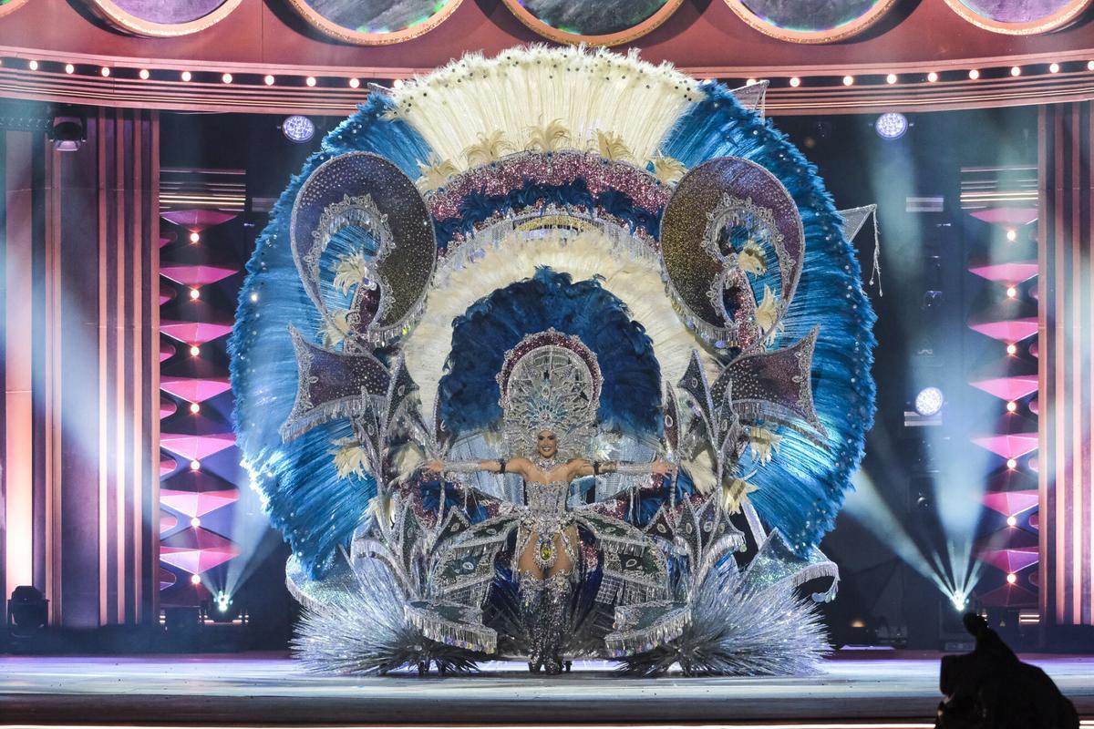 Ángeles Moreno Santana, en representación de Danisa Clinic Stetic SL, luce el diseño de José Julio Armas titulado: «Igual que ¡tú!»