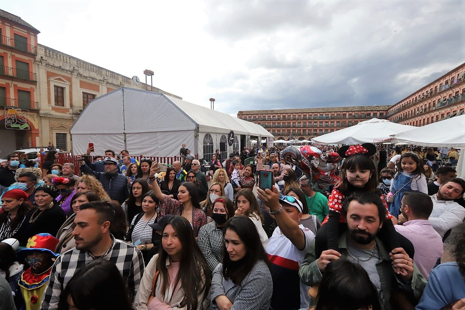 La plaza de La Corredera acoge la fiesta final del carnaval
