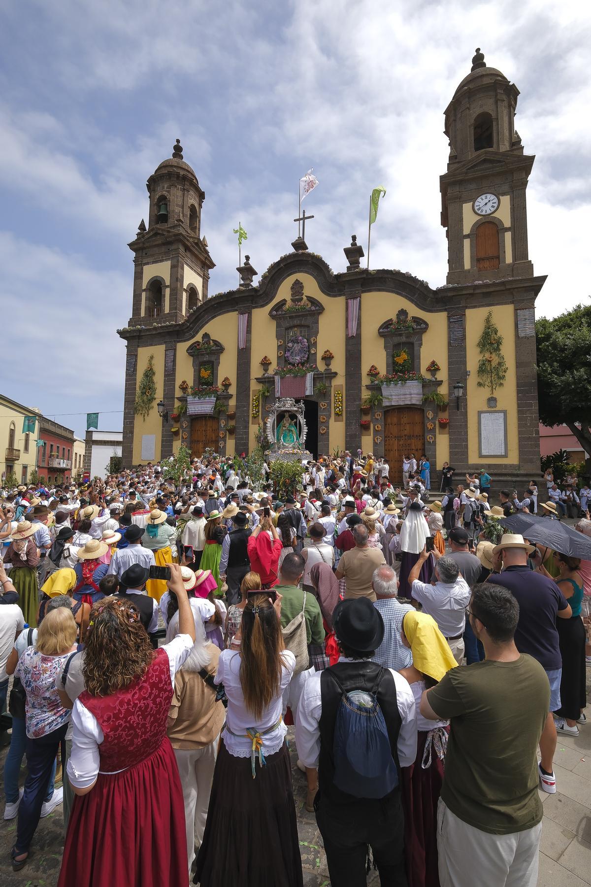 Imagen del regreso del trono a la iglesia después de la procesión
