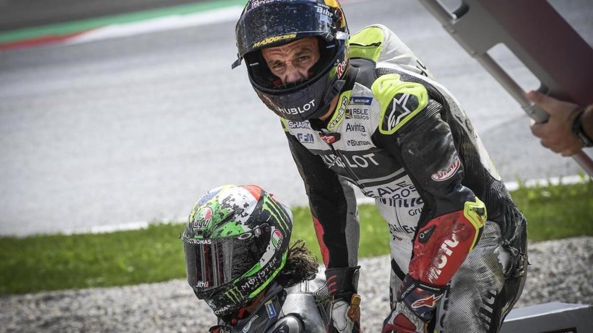 El francés Johann Zarco se interesa por el estado del italobrasileño Franco Mornidelli tras el escalofriante accidente de Austria.