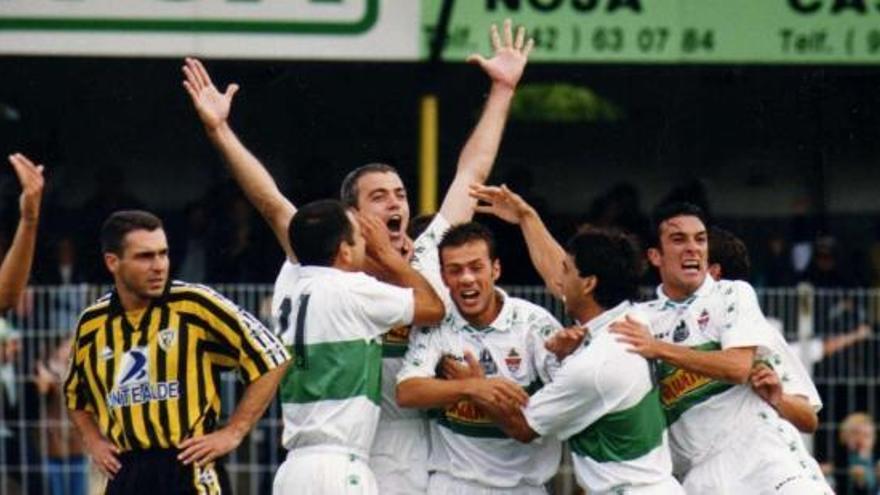 Cuxart celebra el gol de la victoria que dio al Elche el ascenso en Barakaldo