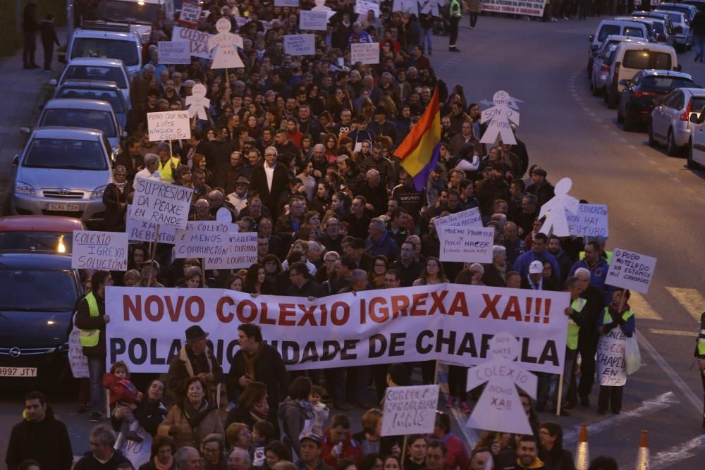 Dos mil vecinos secundan la marcha encabezada por niños y padres del CEIP Igrexa