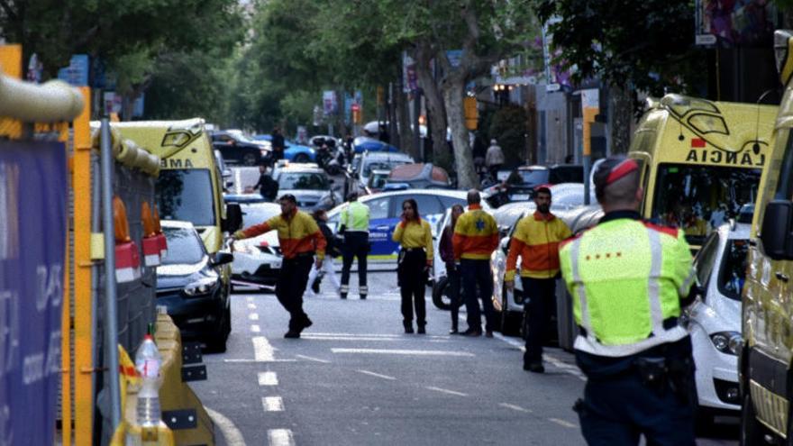 Els Mossos tallen el carrer de Rosselló per un veí atrinxerat a casa seva