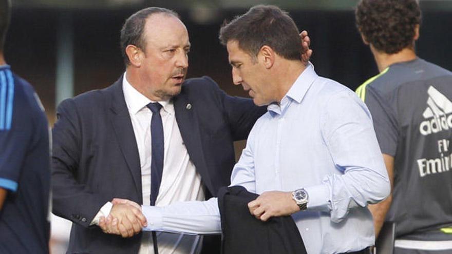 Berizzo felicita a Benítez al término del encuentro. // José Lores