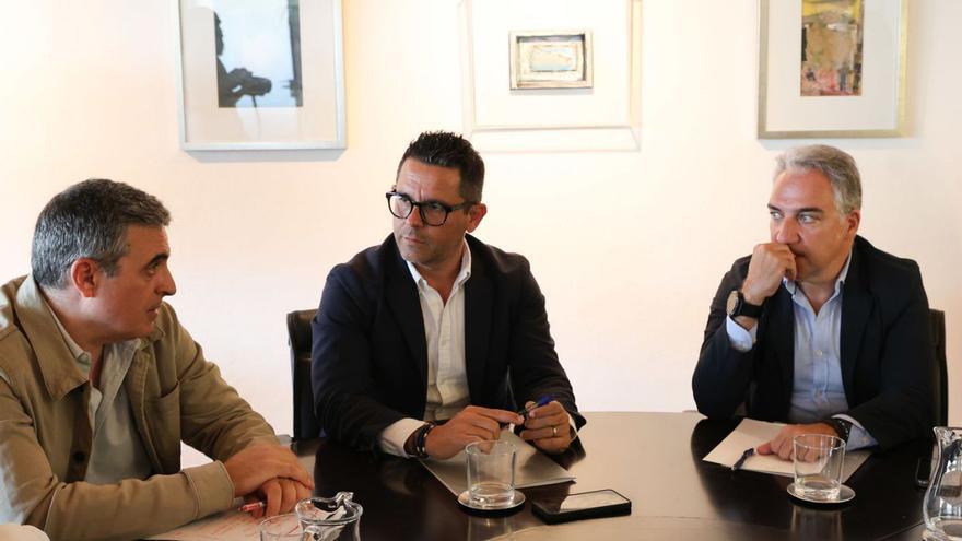 Elías Bendodo, a la derecha, en su encuentro con Rafael Triguero y José Vicente Marí Bosó en Can Botino. | JUAN A. RIERA