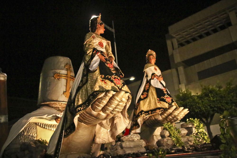 Las cuatro comparsas del bando de la cruz protagonizan un espectacular desfile por las calles del municipio