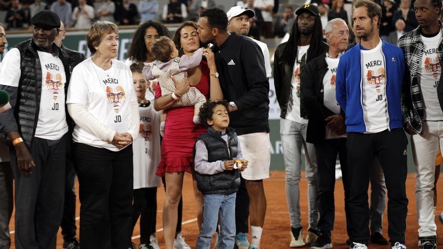 Tsonga se despide del tenis en París entre lágrimas