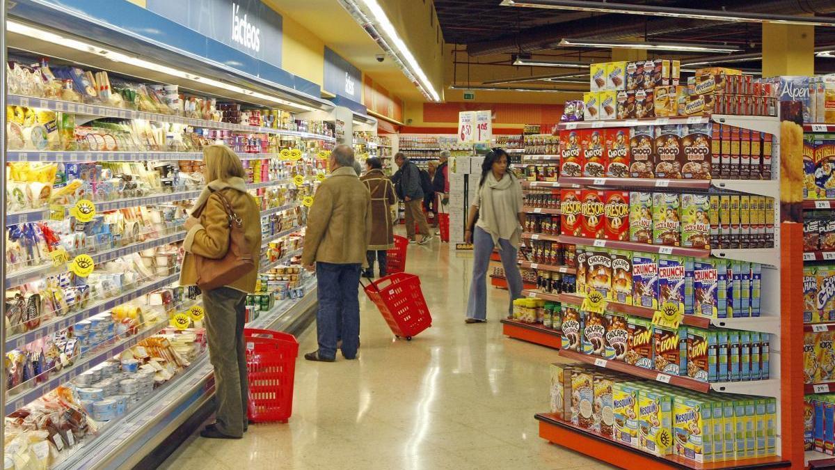 Clientes comprando en uno de los puntos de venta de Gadis // Marta G. Brea