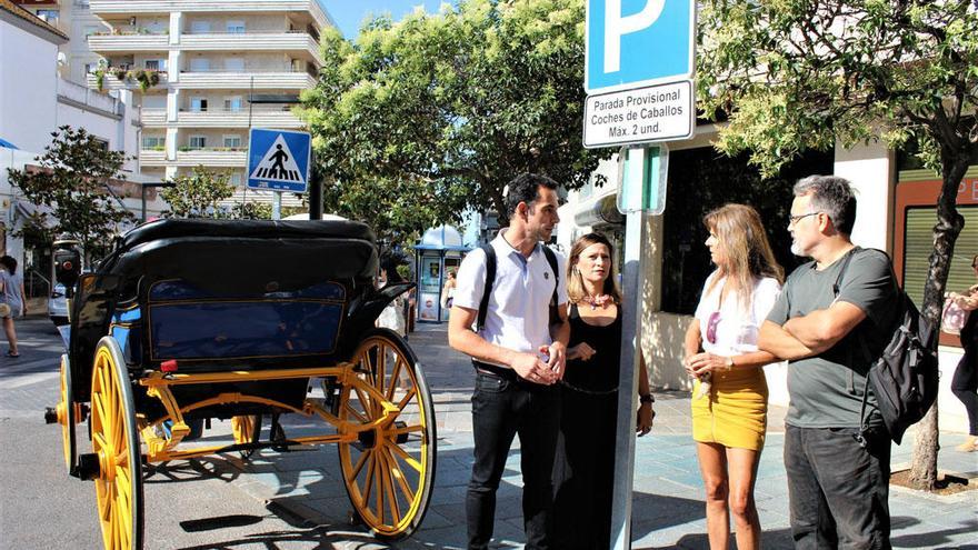 Miembros de la Triple A y de IU, en una parada.