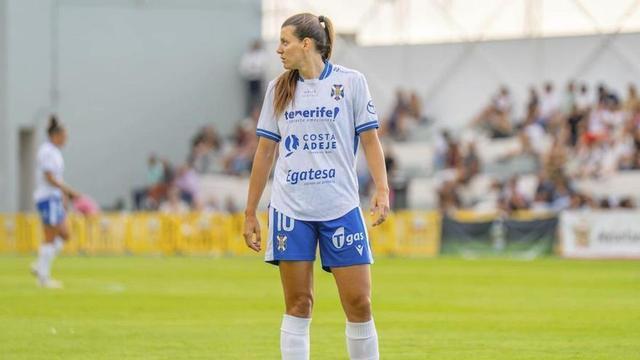 Carlota Suárez, en el césped de Los Cuartos durante el Trofeo Teide.  |