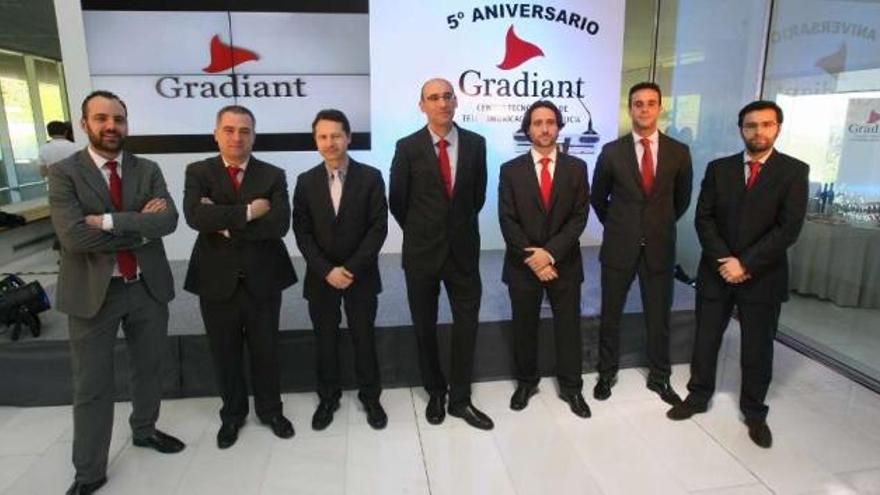 Fernando Pérez, en el centro, con el equipo directivo del centro Gradiant, ayer en Citexvi.  // J. de Arcos