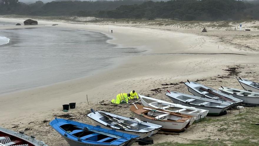 Tragsa moviliza a 20 operarios en O Hío y Beluso para limpiar de plásticos las playas