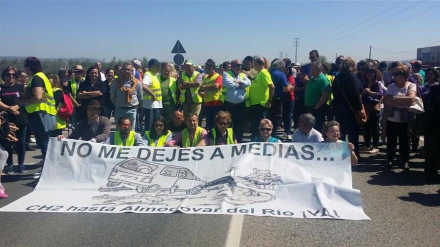 Unos 400 vecinos de Almodóvar cortan la 
A-431 para reivindicar el arreglo de la CH-2