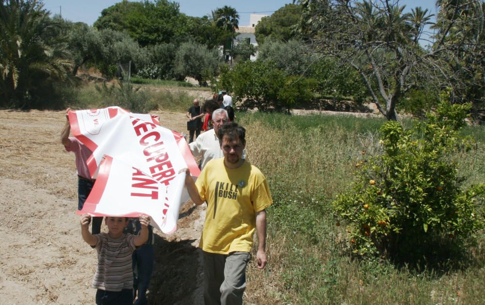 DE MATAR A BUSH A MATAR RATAS. El concejal de Limpieza, Víctor Domínguez, con una camiseta con mensaje, años antes del reto de erradicar las ratas de la ciudad.