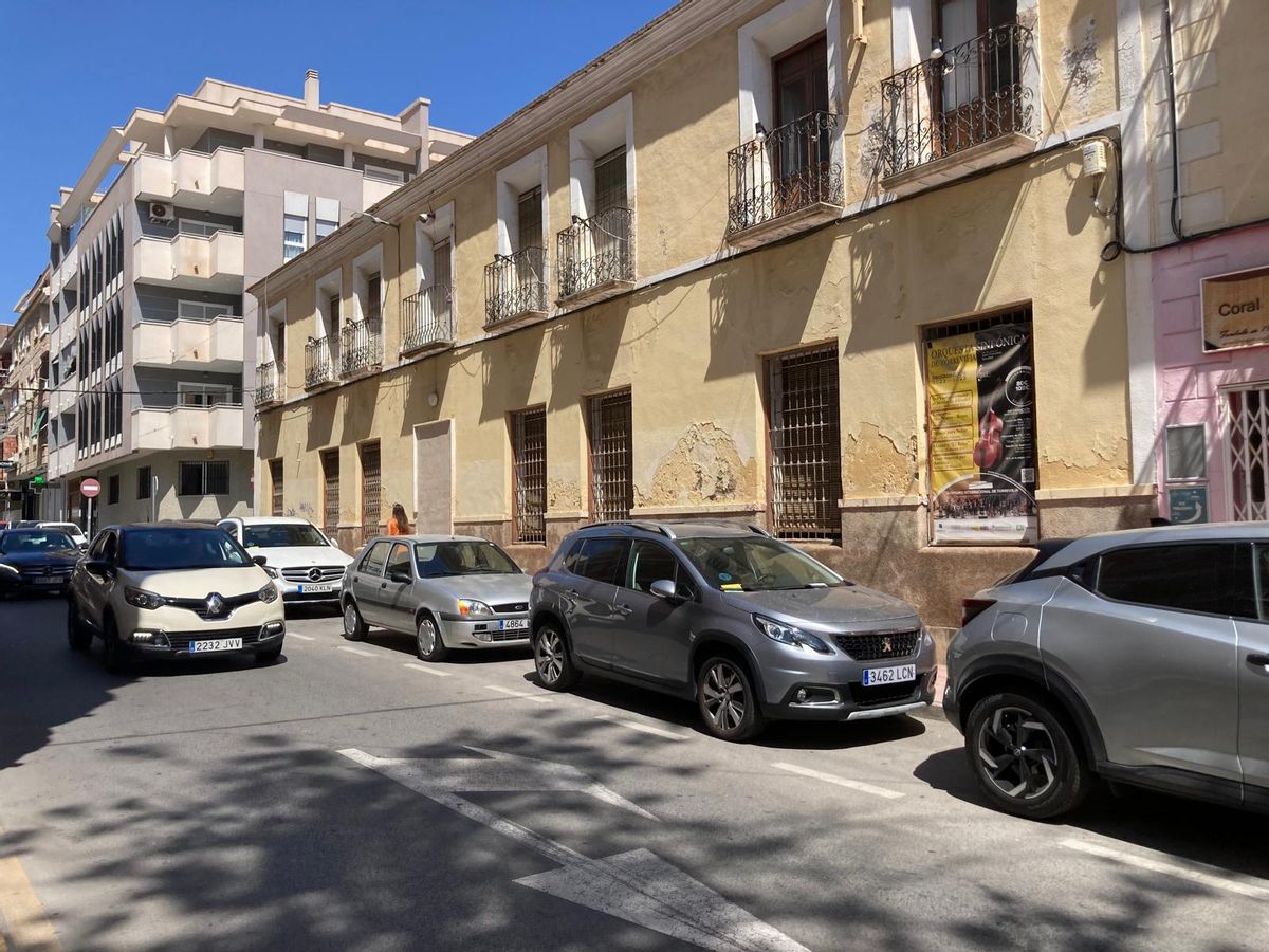 Aspecto actual de la fachada principal del edificio en la calle Vicente Blasco Ibáñez