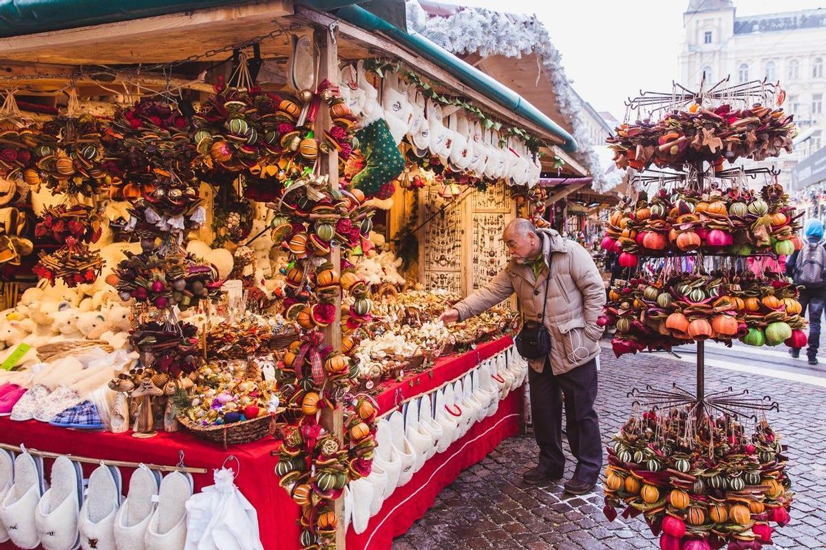 Mercado de Navidad en la Plaza de San Esteban en Budapest