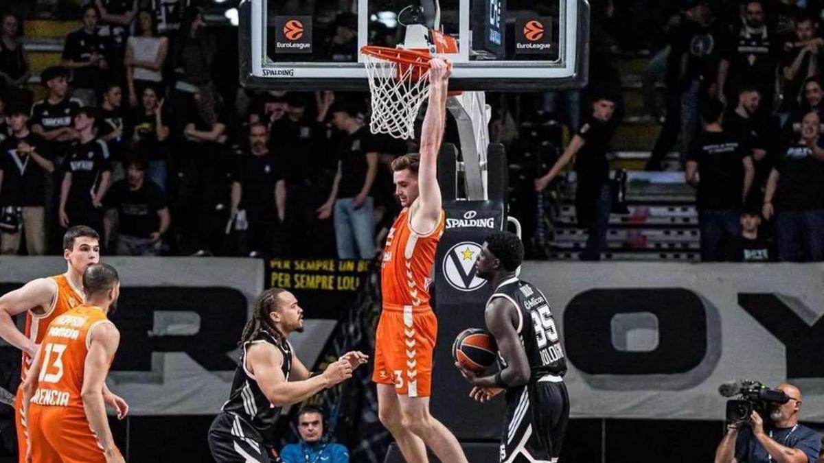 Reuvers, colosal, en una acción ante la Virtus /