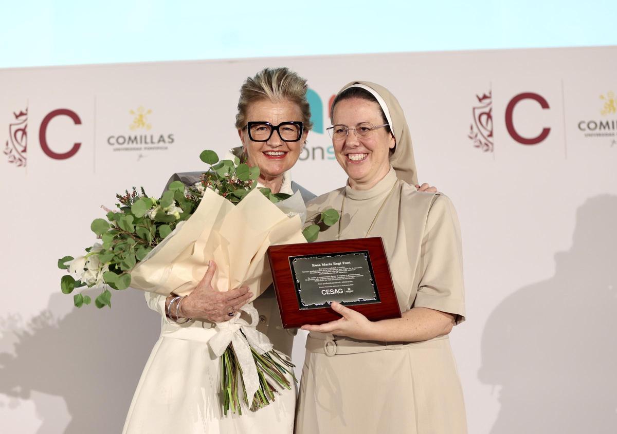 Dña. Rosa María Regí, madrina de la I promoción de la escuela de Enfermería; y Elena Valiente, directora del CESAG.