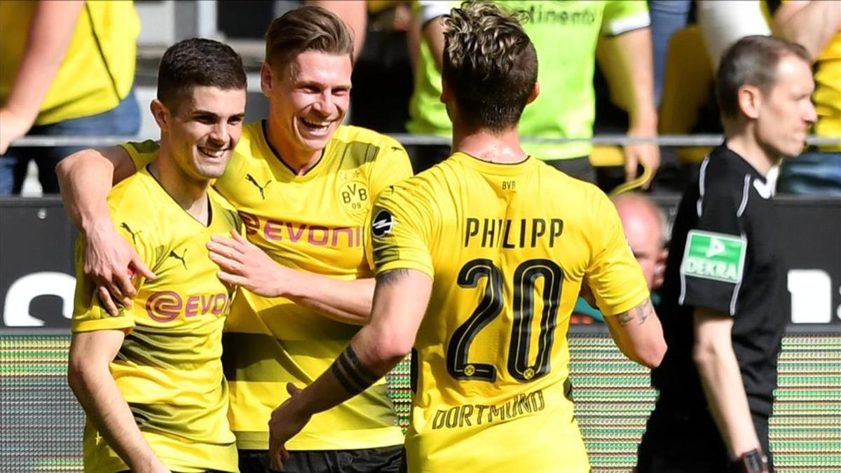 Pulisic celebra el primer gol del Borussia junto a sus compañeros