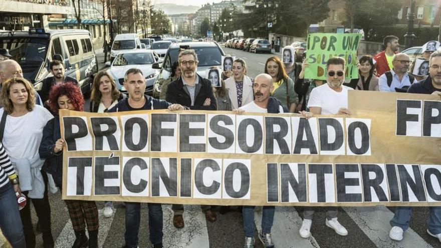 El profesorado interino de FP corta el tráfico en Oviedo en señal de protesta