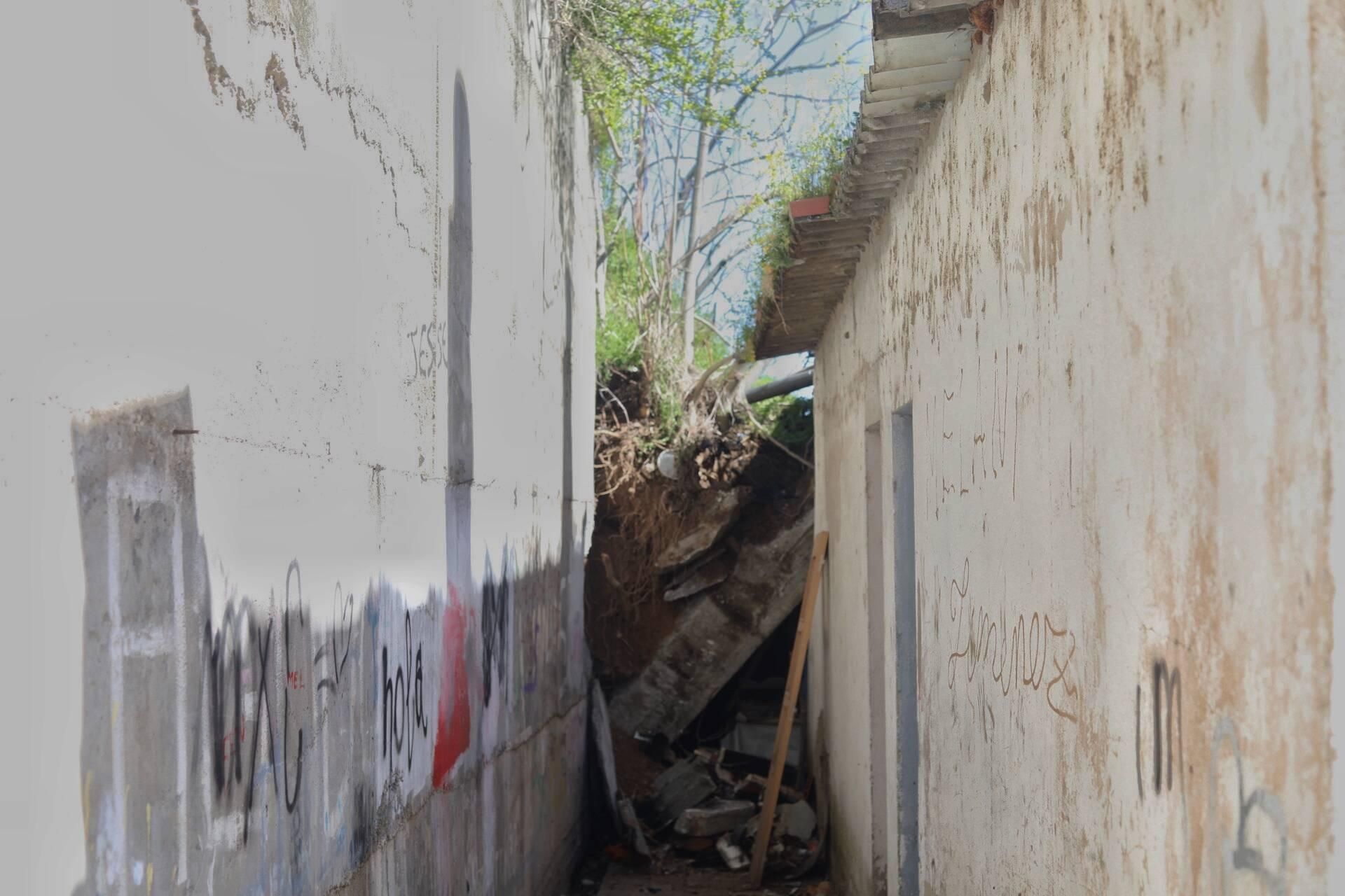 Derrumbe de un muro en Rabiche