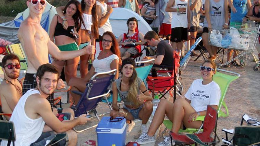 Las colas de los &#039;sounders&#039; invaden el Arenal un día antes de su apertura