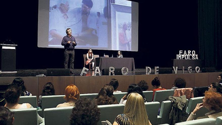 Andrés Bellido, de  pie, durante el taller sobre prevención del acoso escolar. // R. Grobas