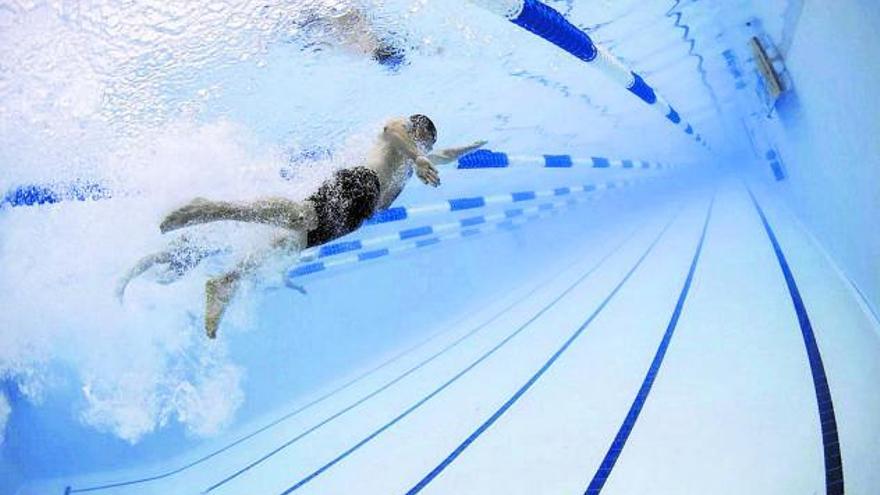 Un joven nada en una piscina. | L. O. Z.