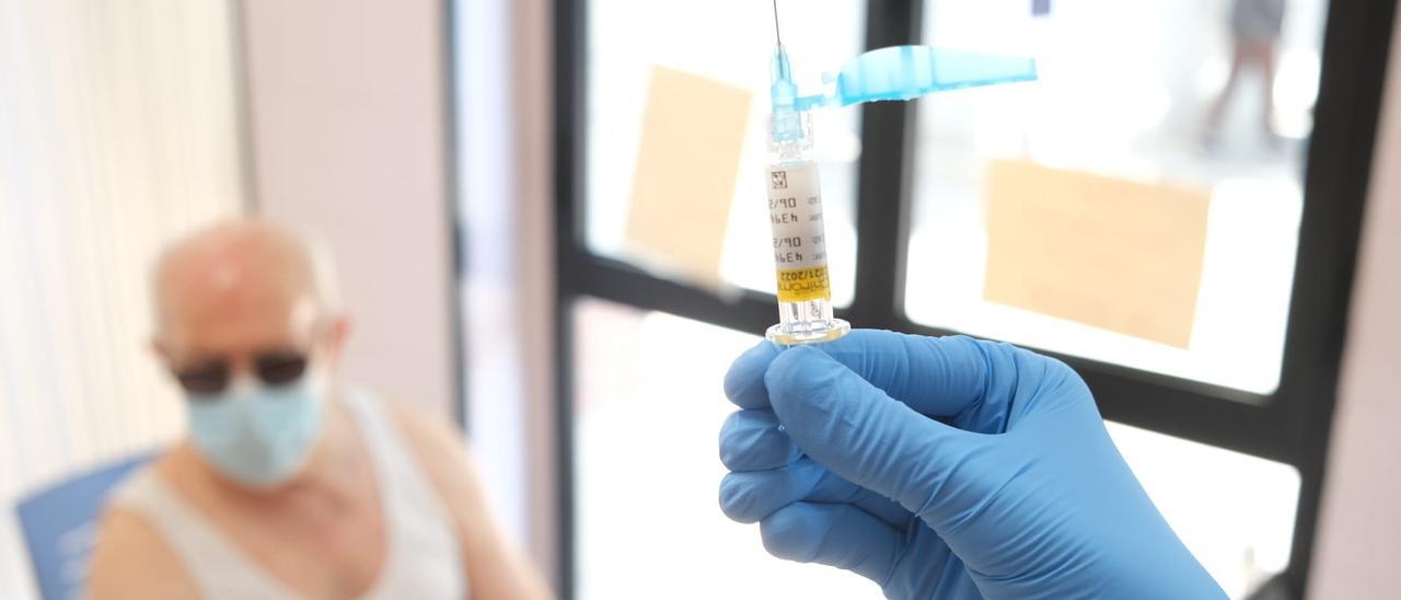 El proceso de doble vacunación en el centro de salud Acacias de Elda.