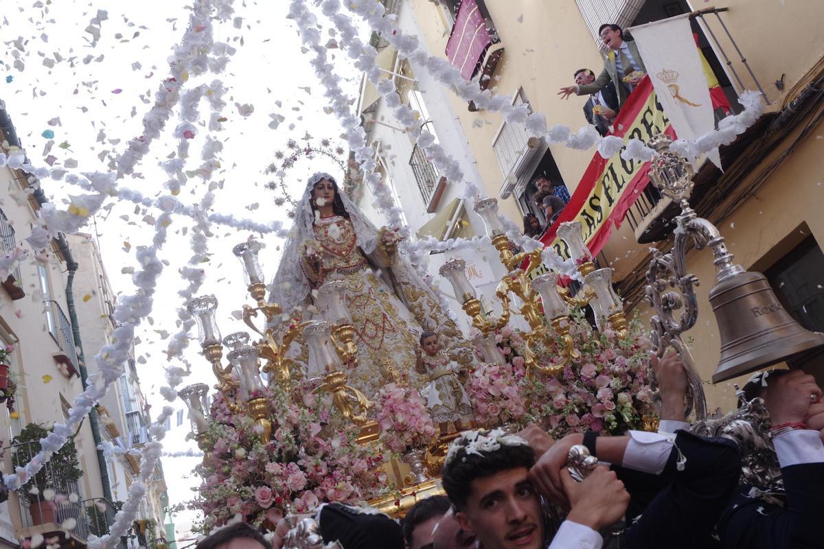 Fotos de la procesión del Rocío Coronada por el barrio de la Victoria Fotos de la procesión del Rocío Coronada por el barrio de la Victoria