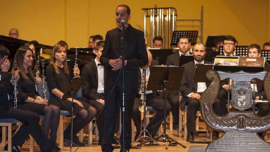 David Fiuza se estrenó ayer como director de la Banda de Lalín durante el concierto de Santa Cecilia. // Bernabé/Ana Agra