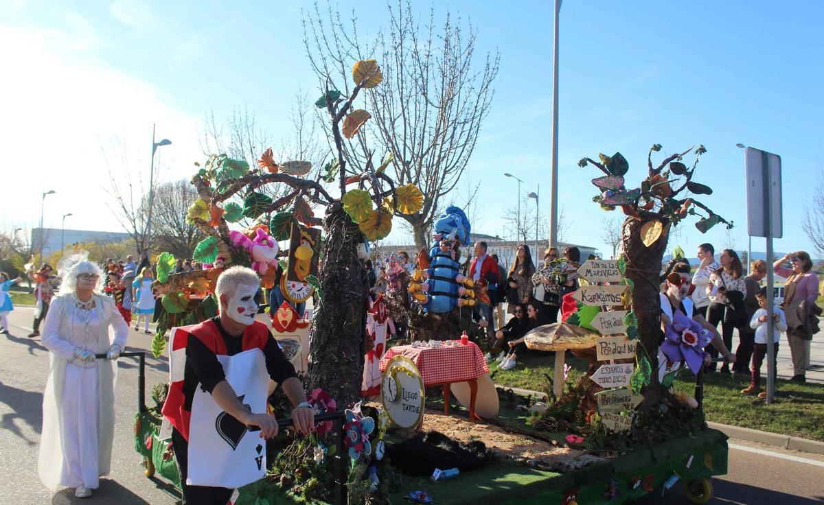 Las carrozas son una parte muy importante del desfile en Miajadas.