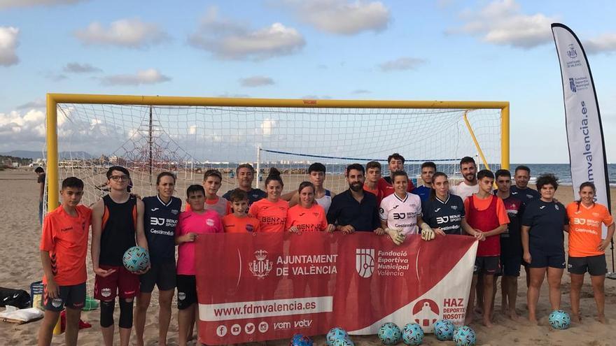 La Fundación Deportiva Municipal inaugura una nueva instalación de fútbol playa en la Malva-rosa