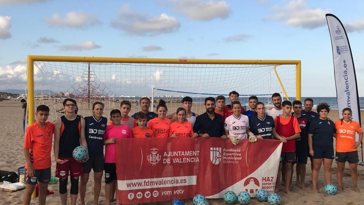 La Fundación Deportiva Municipal del Ayuntamiento de València ha instalado porterías fijas de fútbol playa, justo delante del Pabellón Malva-rosa.